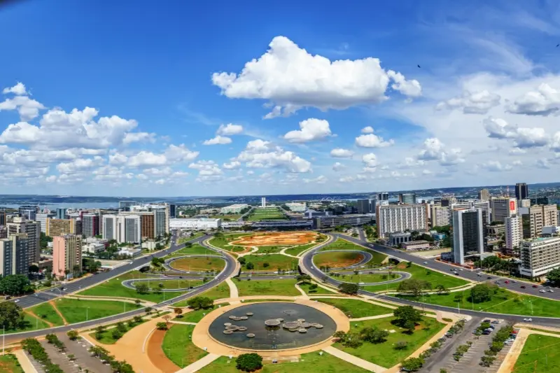 Esplanada dos Ministérios (Eixo Monumental) por Lúcio Costa (plano) e Oscar Niemeyer (edifícios)