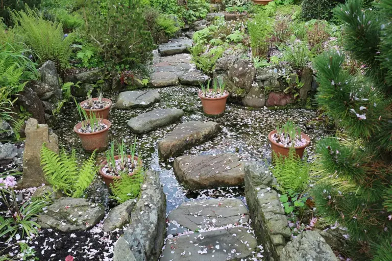 Pisante de concreto para jardim: como planejar a fabricação e o caminho