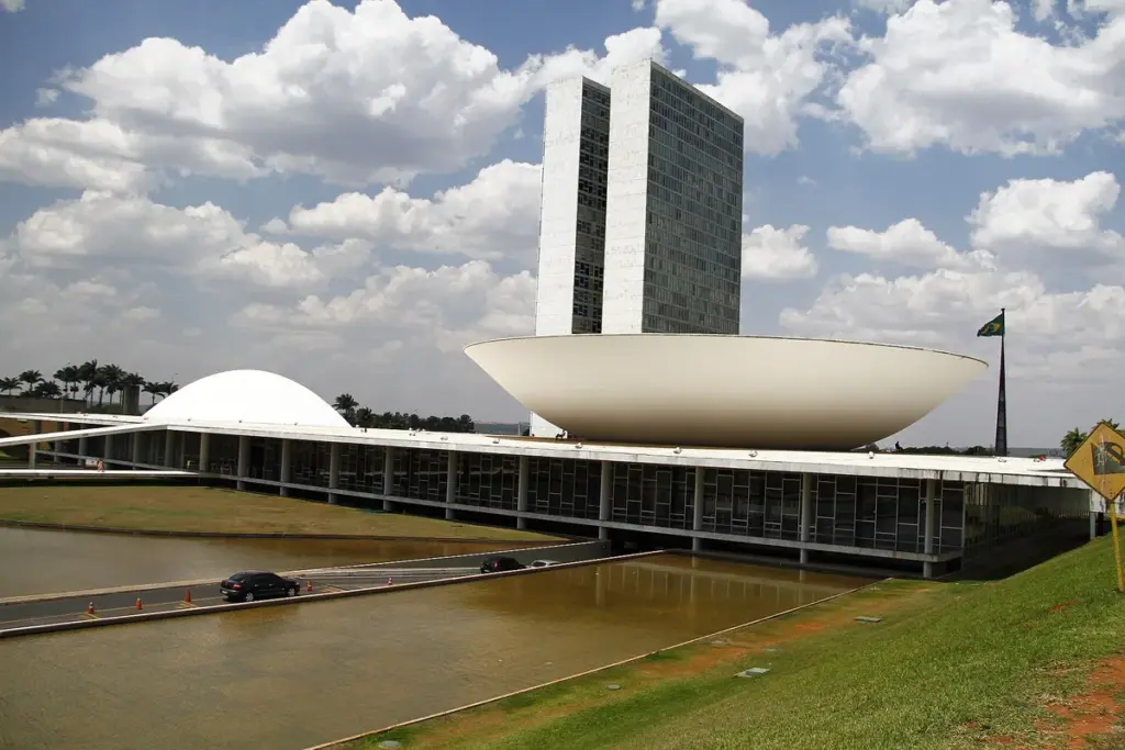 Congresso Nacional, em Brasília, com as duas torres e as cúpulas diante do espelho d’água