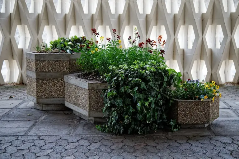 Jardineira de concreto: como planejar, encomendar ou fazer uma peça pequena