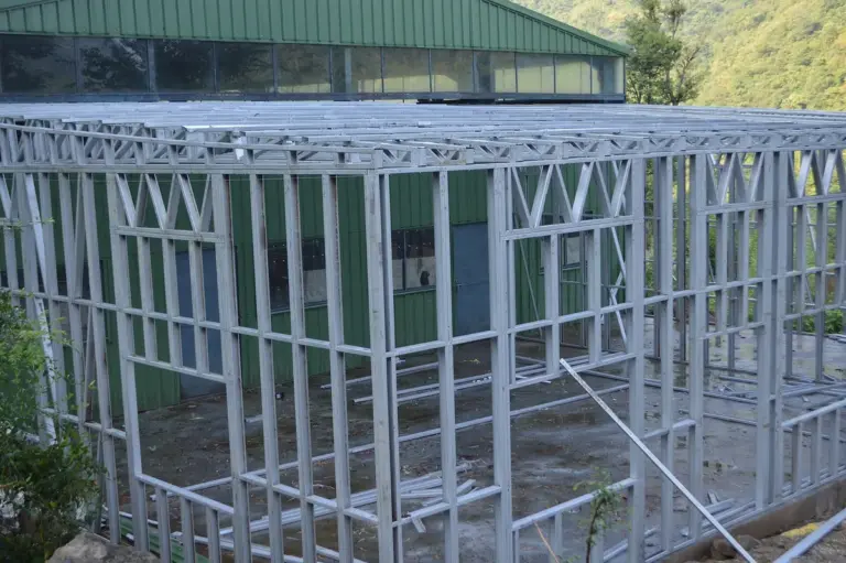 Casa em steel frame: vantagens, limites e o que conferir no orçamento