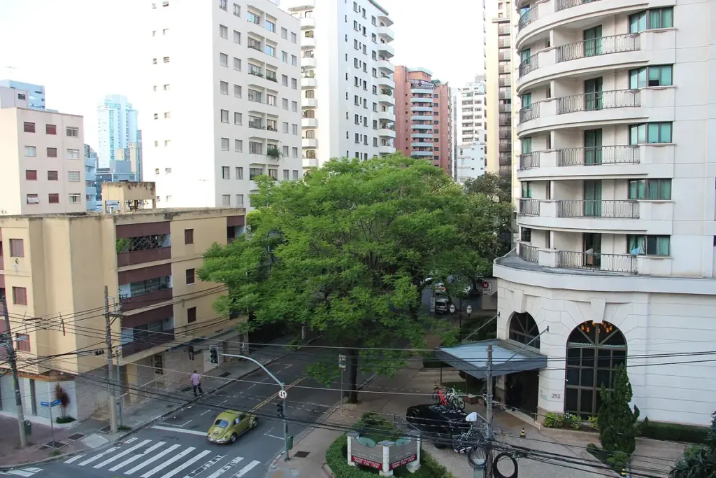 Prédios residenciais altos e uma praça arborizada no bairro do Itaim Bibi, em São Paulo