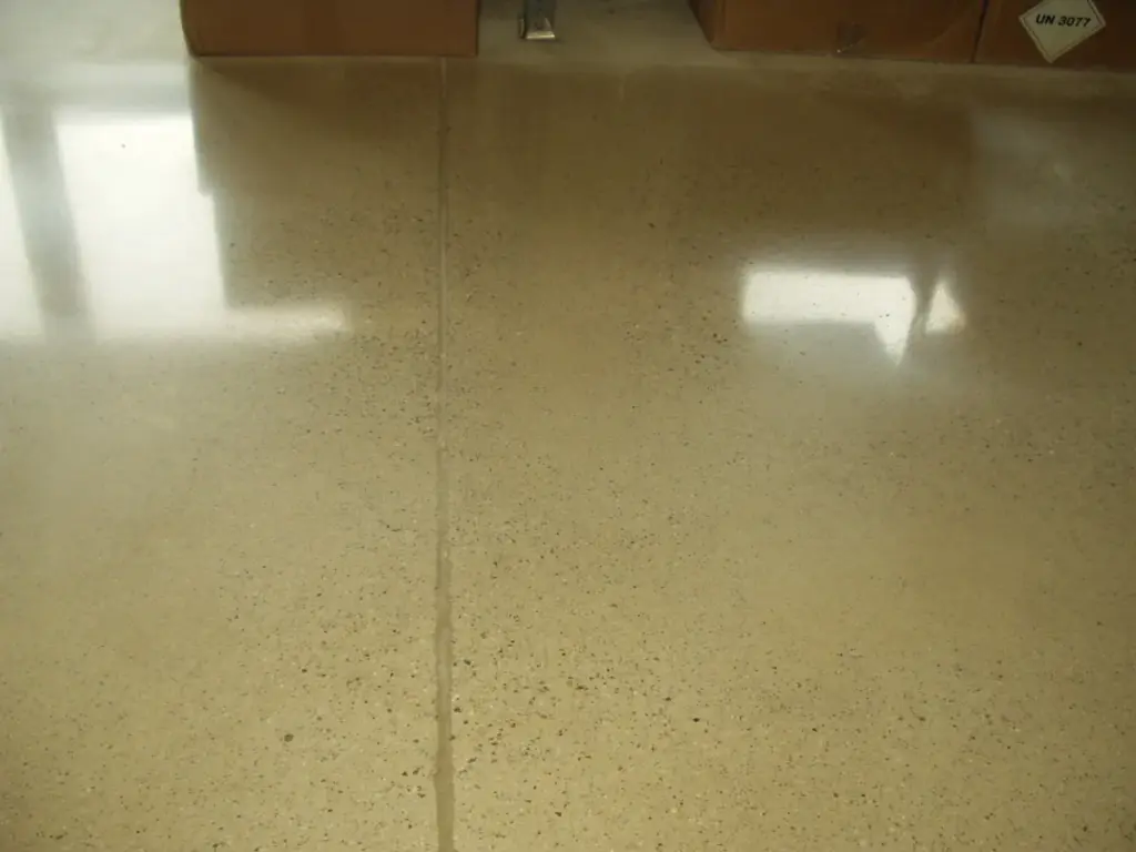 Piso de concreto polido e brilhante refletindo a luz do ambiente