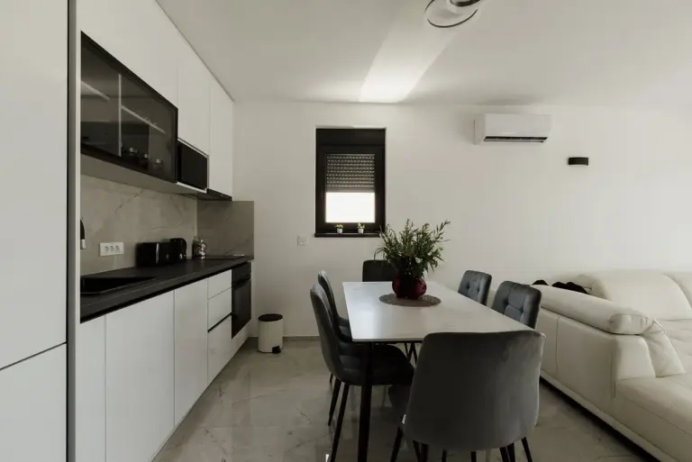 Como projetar uma cozinha funcional: do espaço de preparo às instalações